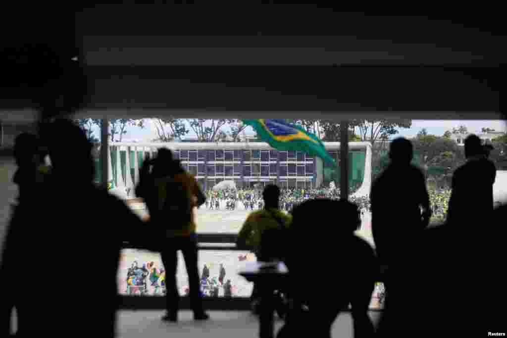 Демонстрантите кои ги скршиле стаклата и влегле во зградата кампувале во близина.