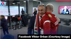 Viktor Orbán se afișează la un meci de fotbal cu un fular pe care apare harta „Ungariei Mari”, noiembrie 2022.