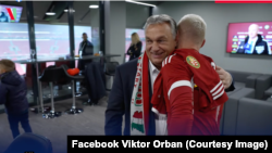 Premierul maghiar purtând un fular cu harta Ungariei Mari la un meci de fotbal desfășurat la Budapesta pe 20 noiembrie 2022.