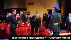 Башқұртстанның алғашқы президенті Мұртаза Рахимовты жерлеу рәсімі. Гүл қойып жатқан - Башқұртстан басшысы Радий Хәбиров. Уфа, 23 қаңтар, 2023 жыл.