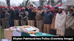 پولیس وايي، لوړپوړي امنیتي او ملکي چارواکي د جنورۍ پر اوومه په بنو کې د وژل شوي سرتېري جنازې ته ورغلي ول.