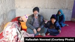 یک باشنده غور که می‌گوید برای سیر کردن کودکانش همه وسایل خانه اش را فروخته است