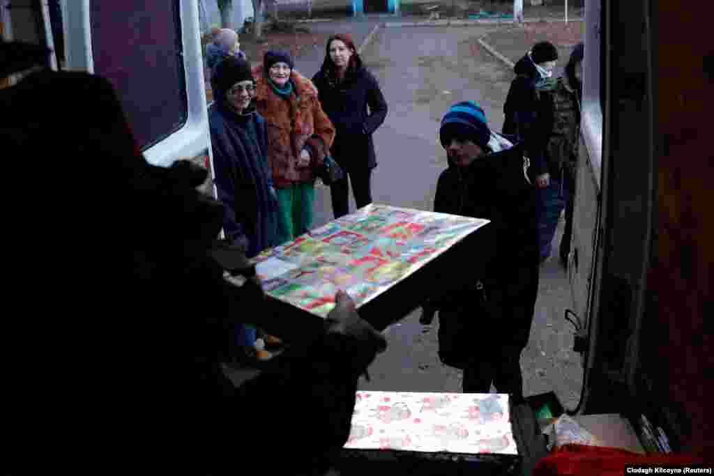 Stanislav, în vârstă de 13 ani, își așteaptă rândul la portiera mașinii pentru a primi cadoul. Kaszuwara a început să organizeze ajutoare umanitare pentru Ucraina în 2014, în timp ce lucra ca jurnalist. &nbsp;