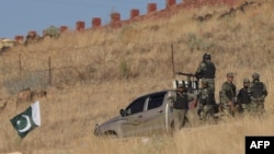 د پاکستان امنیتي سرتېري د وزیرستان په غلام خان کې د ګزمې پر مهال - پخوانی انځور.