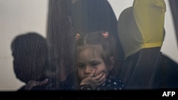 «Якщо ми не змінимо нашу стратегію підтримки України, то найгірший сценарій масової втечі з України і поширення війни на країни НАТО стане набагато більш імовірним», – каже депутат Бундестагу Родеріх Кізеветтер