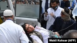 یک تن از شاگردان لیسه عبدالرحیم شهید که در اثر انفجارهای امروز زخمی شده است