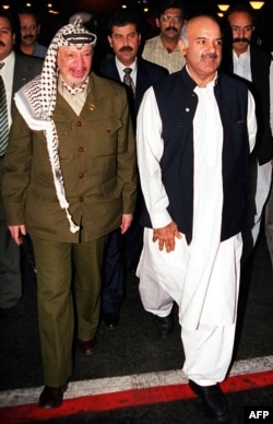 د۱۹۹۹ کال تصویر: هغه مهال د پنجاب وزیراعلی شهبازشریف د فلسطيني سیاستوال یاسرعرفات سره په لاهور کې