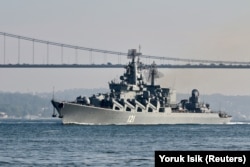 Crucișătorul Moskva, surprins în apele strâmtorii Bosfor pe data de 18 iunie 2021.