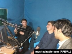 د پکتیا غږ راډیو خبریالان د ژوندۍ خپرونې پر مهال - د اپرېل ۱۳مې انځور.