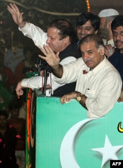 شهبازشریف په ۲۰۰۷ کال کې د خپل ورور نواز شريف سره