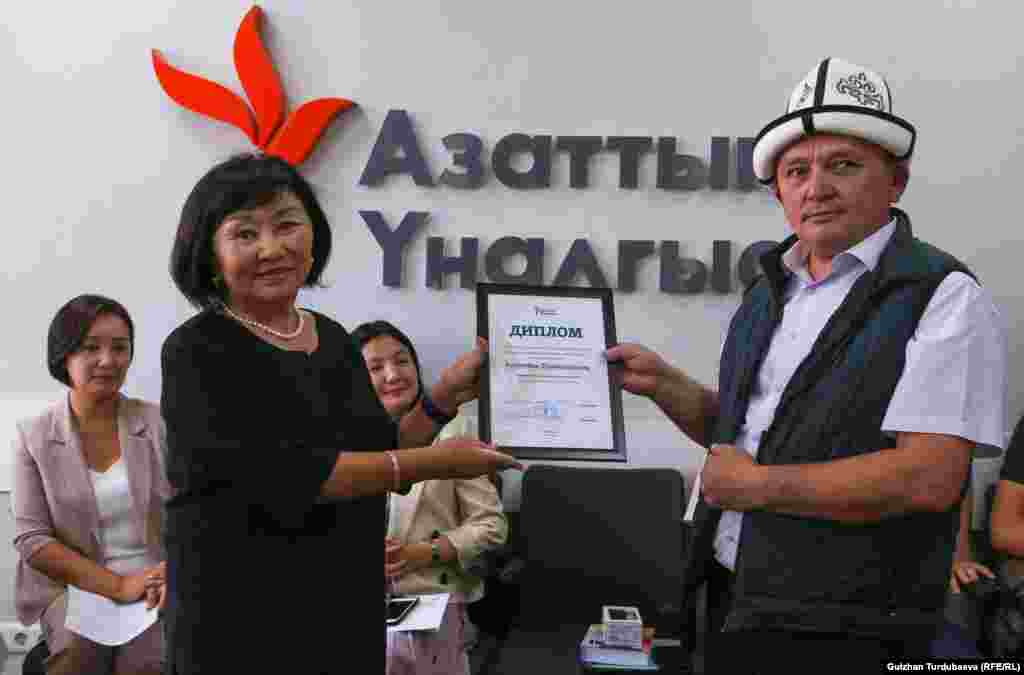 Сынактын жеңүүлөрүнүн бири Болотбек Таштаналиев&nbsp;"Эгемендикти бекемдеген руханий азык" деген макаласында адабияттагы абалды талдайт.