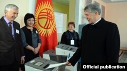 Президент Кыргызстана Алмазбек Атамбаев голосует на референдуме. Бишкек, 11 декабря  2016 года. 