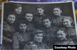 Хатипа Сафина (самая крайняя слева) вместе с подругами по фронту.