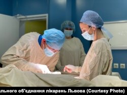 Медики рятують поранених під час обстрілу