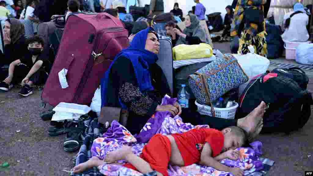 پناهجویان افغان در نقطۀ صفر مرزی گذرگاه اسلام‌قلعه پس از اخراج از ایران، ۷ تیر ۱۴۰۴