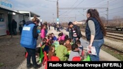 Архивска фотографија - Волонтери работат со деца бегалци во кампот на македонско-српската граница.