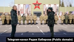 Радий Хабиров (слева)