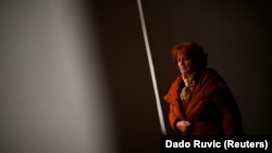 Nusreta Sivac, žrtva silovanja u ratu u BiH, gleda kroz prozor u jednom od nekoliko logora u kojima je bila zatočena, u Trnopolju kod Prijedora, BiH, 13. novembar 2017. 