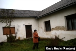 Nusreta Sivac, žrtva silovanja u ratu u BiH, prolazi kroz jedan od nekoliko logora u kojima je bila zatočena, u Trnopolju kod Prijedora, 13. novemabr 2017.