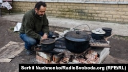 Місцеві жителі через відсутність електрики та газу вимушені готувати на вулиці