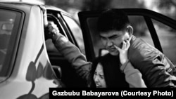 Көбүнчө ала качууга дуушар болгон кыздын кайра өз үйүнө келишин ата-энеси уят деп ойлойт.