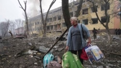 O femeie din Mariupol a ieșit dintr-o maternitate bombardată (Foto AP/Evgheni Maloletka)