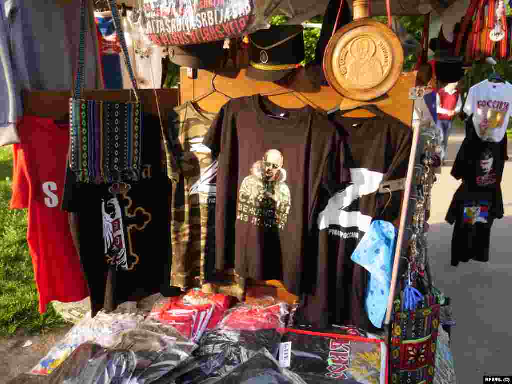 Се продаваат маици со буквата &bdquo;Z&ldquo; и зборовите &bdquo;Руска армија&ldquo; заедно со слика на Владимир Путин во белградската тврдина.