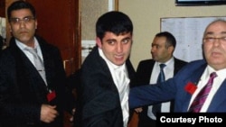 Ֆրանսիա, Փարիզ, 26-ը փետրվարի, 2013թ. - Սումգայիթի ջարդերի 25-ամյակին նվիրված միջոցառման կազմակերպիչները կարգի են հրավիրում ադրբեջանցուն, լուսանկարը` Nouvelles d'Armenie-ի