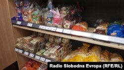 Рафтови со леб во маркет во Скопје