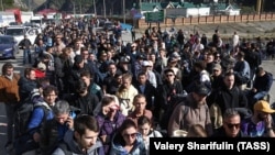 Опашка на граничния пункт "Верхни Ларс" между Русия и Грузия. Хиляди руснаци бягат от мобилизацията.