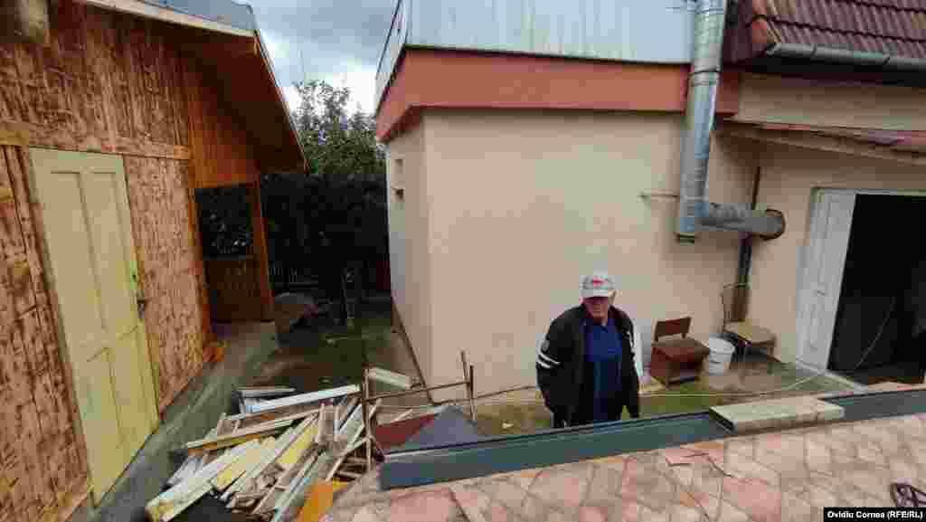 Романец во неименувано село собира огревно дрво од отпадни градежни материјали на 4 октомври. Во Романија во октомври, владата воведе итна мерка за ограничување на цената на огревното дрво на 400 романски леи (86 долари) за кубен метар, бидејќи потрошувачите итно складираа залихи пред најстудените недели од зимата.