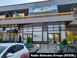 „Тие ги имаат од нас сите податоци ги имаат, ги преземаат од стариот произведувач на топлина. Само да не малтретираат да чекаме по шалтерите, нема врска, се е јасно“, вели Миле Стојковски кој е револтиран што деновиве иако треба да им парно, мора да вклучува дополнително греење во собите.