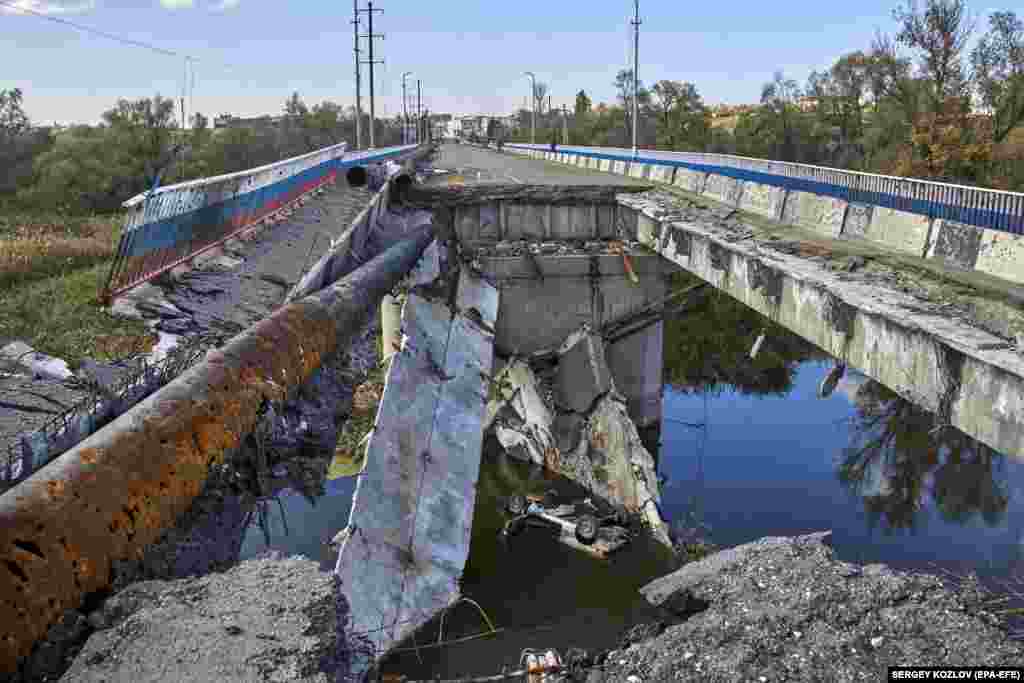 Podul, clădirile administrative și străzile din Kupiansk au fost pictate în culorile tricolorului rusesc. Bannere uriașe pe care scria &bdquo;Suntem o singură națiune cu Rusia&rdquo; și &bdquo;Regiunea Harkov este parte a Federației Ruse&rdquo; fuseseră afișate pe clădirea primăriei. &nbsp;