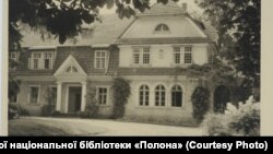 Палац графів Шептицьких, який у 1939 році відібрали військові Червоної армії і розмістили там командування