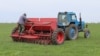 Agricultori din sudul Republicii Moldova lucrează în câmp cu un vechi tractor sovietic