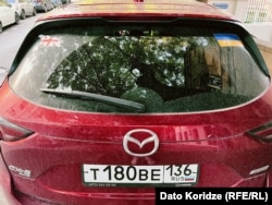 რუსულნომრიანი მანქანების პოვნა უკრაინის და საქართველოს მხარდამჭერი სიმბოლოებით თბილისშიც არ არის რთული.