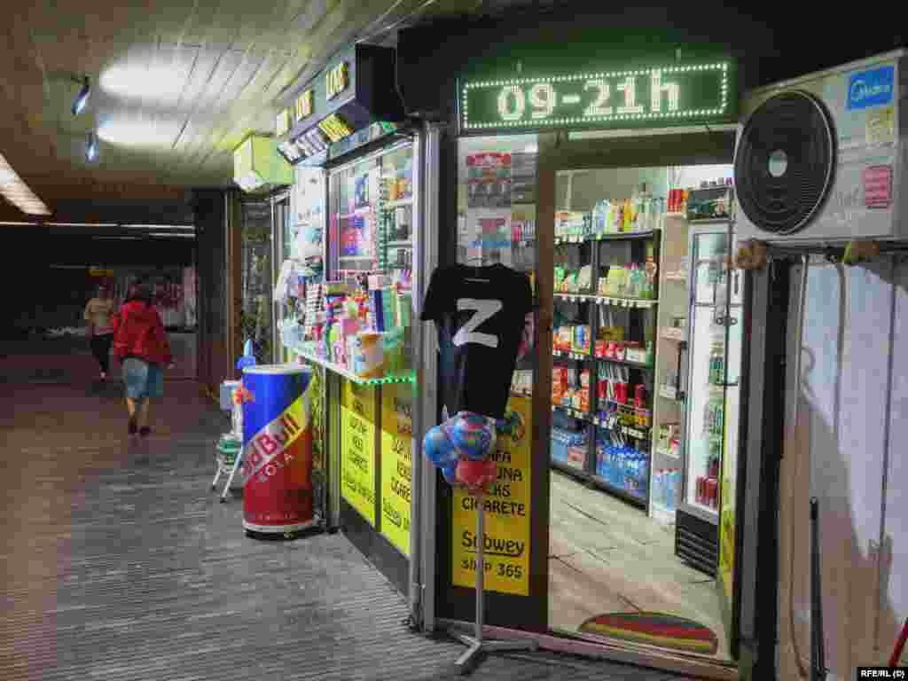 Заедно со графитите, на неколку локации во Белград се продаваат и маици со буквата &bdquo;Z&ldquo;. Младиот човек кој работи во оваа продавница во подвозник во центарот на градот за РСЕ изјави дека продава &bdquo;пет до седум&ldquo; од маиците секој ден. Кошулите чинат 800 српски динари, околу 7,50 долари. &nbsp;