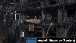 Ілюстраційне фото. Люди стоять на балконі своєї квартири в будинку, що був пошкоджений внаслідок удару російського безпілотника. Краматорськ, Донецька область, 2 грудня 2025 року