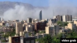 Облако дыма после серии мощных взрывов в западной части Тегерана, Иран, 18 июня 2025 года