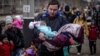 Civili din Kramatorsk/Donbas în gară. Din cauza masacrelor din Bucea și a perspectivei ca Rusia să păstreze controlul în regiune mii și mii de oameni încearcă să fugă spre vest. Potrivit ONU, numărul refugiaților a depășit 4,2 milioane, 9% din populația țării în șase săptămâni. 