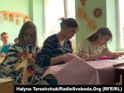 Дарія (всередині) під час творчості забуває про вибухи