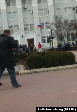 Окупанти вивісили російський триколор на будівлі міськради в Бердянську, 4 квітня 2022 року