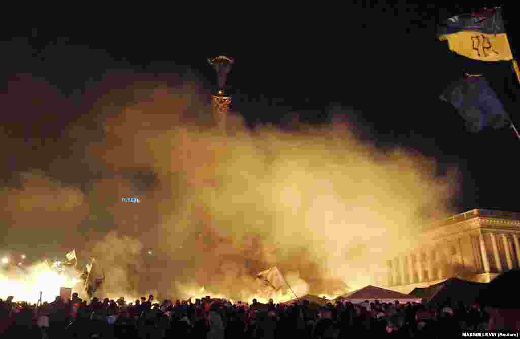 Протестующие собираются на Майдане Независимости в центре Киева ранним утром 19 февраля 2014 года. 22 февраля Виктор Янукович, тогда еще президент Украины, убежал из столицы