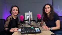 Elena Stancu este jurnalistă nomadă. Își face meseria călătorind prin Europa și trăind într-o autorulotă alături de fotograful Cosmin Bumbuț.