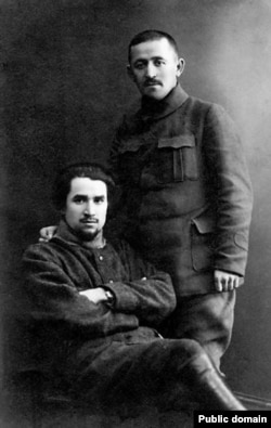 Казан татары Мирсайит Султан-Галиев (солдо) жана кырым татар саясатчысы Измайил Фирдавс. Крым. Жылы белгисиз сүрөт.