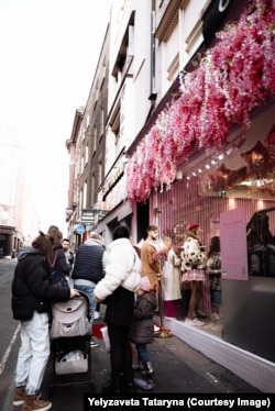 Відвідувачі стоять у черзі до закладу