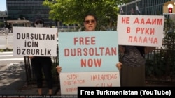 ABŞ-daky türkmen aktiwistleriniň Dursoltan Taganowany goldap geçiren demonstrasiýasy. Awgust, 2020 