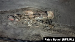 Eksploatacija uglja na površinskim kopovima na Kosovu, kojima upravlja Kosovska energetska korporacija. U srpskom privrednom registru postoji javno preduzeće Površinski kopovi Kosovo, iako Srbija duže od 25 godina nema kontrolu nad kosovskim kopovima uglja. 