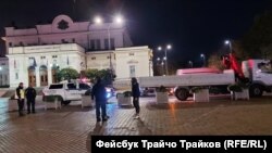 Транспарантите, които съдържаха фалшиви нови за пандемията, както и заплахи, са били премахнати във вторник вечерта