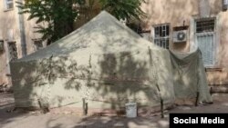 У соцмережах люди обговорювали намет у дворі одного з Донецьких моргів